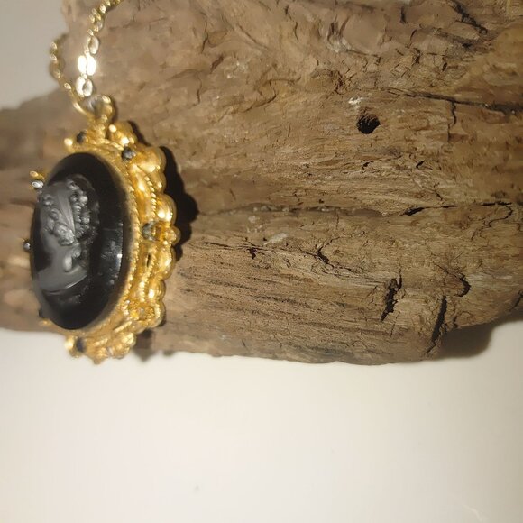 Victorian Style Cameo Pendant Necklace Gold Tone  Black Onyx  Chain - Picture 10 of 10